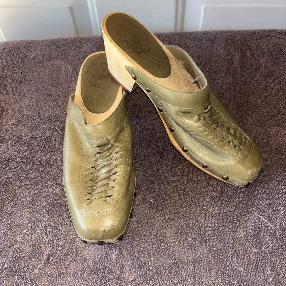 Bird of Flight olive green clogs size 7